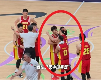 这氛围爱了！错失绝杀后全队纷纷上前鼓励胡明轩 赵睿微笑拍头